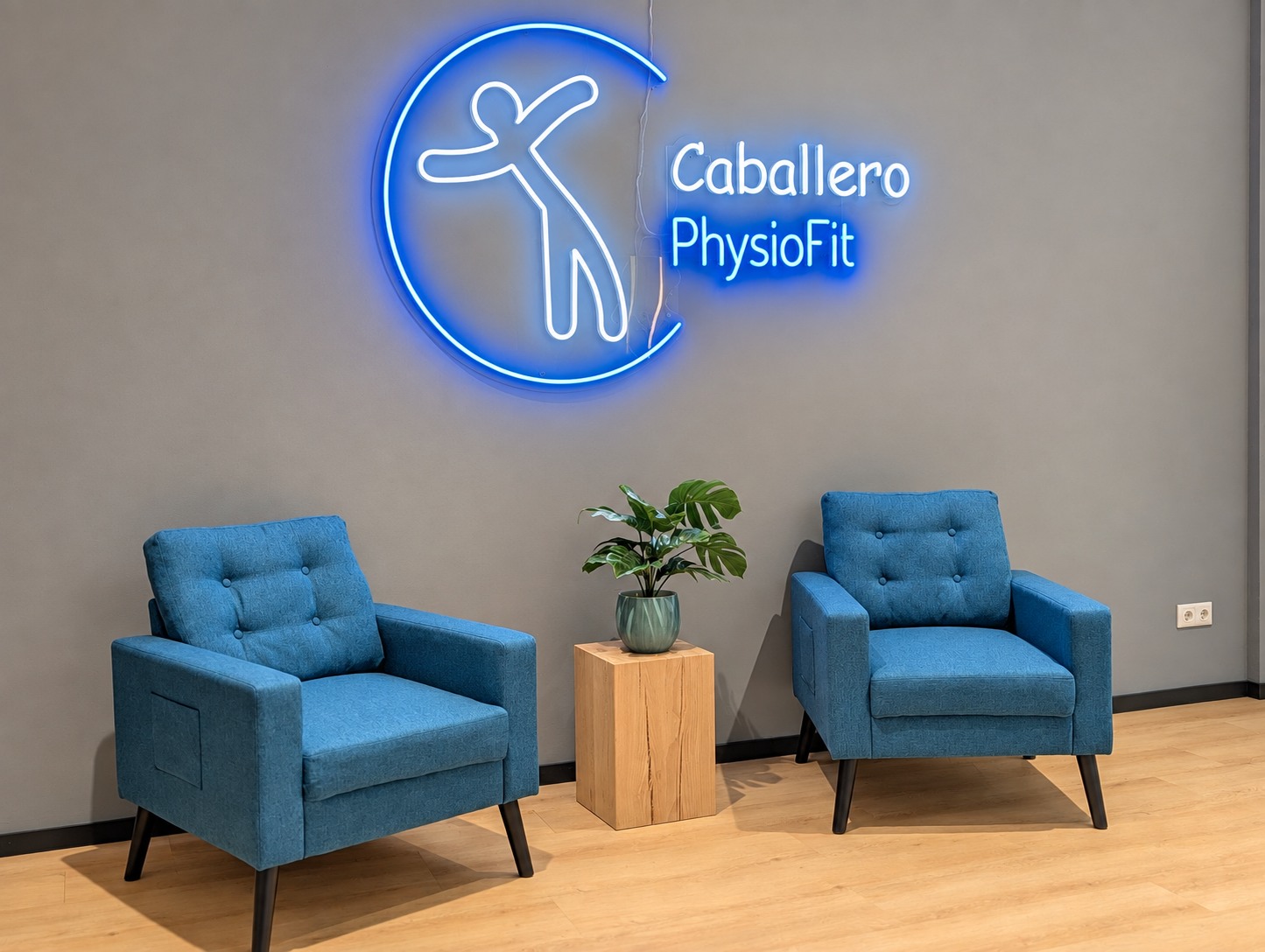 Blaue Sessel unter dem leuchtenden Caballero-Logo